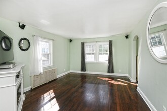 5 Vale Dr in Huntington, NY - Foto de edificio - Building Photo