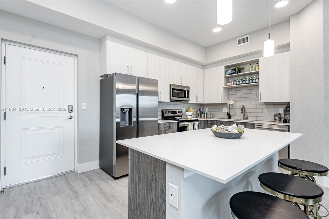 9135 W Commercial Blvd in Sunrise, FL - Building Photo