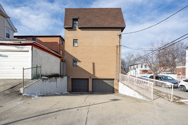 5906 A 38th Ave in Woodside, NY - Foto de edificio - Building Photo