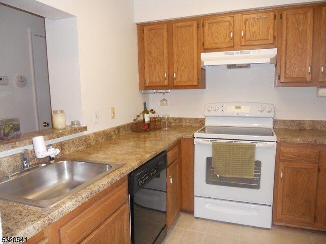 92 Wescott Rd in Bedminster, NJ - Building Photo - Building Photo