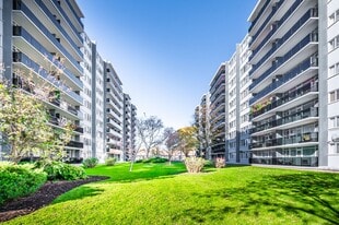 Shoreline Towers in Toronto, ON - Building Photo