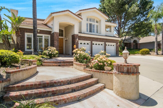 11925 Wood Ranch Rd in Granada Hills, CA - Building Photo - Building Photo
