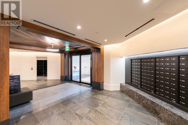 2075 King Rd in King City, ON - Building Photo - Building Photo