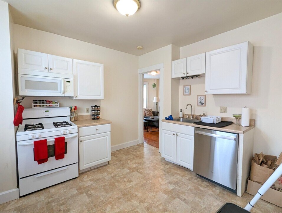8 Sanborn Ave in Somerville, MA - Building Photo