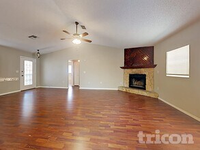 13415 Twin Lake Ave in Spring Hill, FL - Foto de edificio - Building Photo