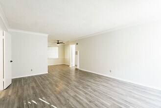 970 N. Serrano Ave. in Los Angeles, CA - Foto de edificio - Interior Photo