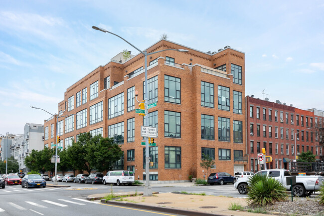 Lofts 305 in Brooklyn, NY - Foto de edificio - Building Photo