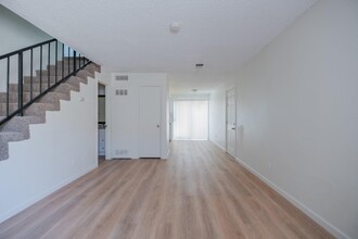 324 E Ave Q7 in Palmdale, CA - Foto de edificio - Building Photo