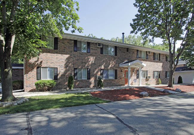 University Manor in Waukesha, WI - Foto de edificio - Building Photo