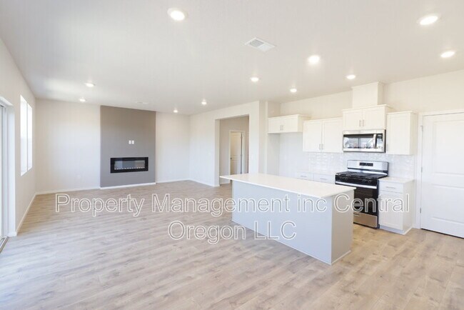 20560 Button Brush Ave in Bend, OR - Building Photo - Building Photo