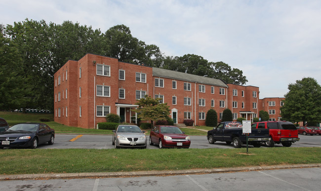 Dalamar Apartments in Gaithersburg, MD - Building Photo - Building Photo