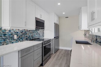 2500 Gulf Shore Blvd N in Naples, FL - Foto de edificio - Building Photo