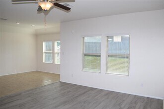 2021 Pitkin Dr in Leander, TX - Foto de edificio - Building Photo