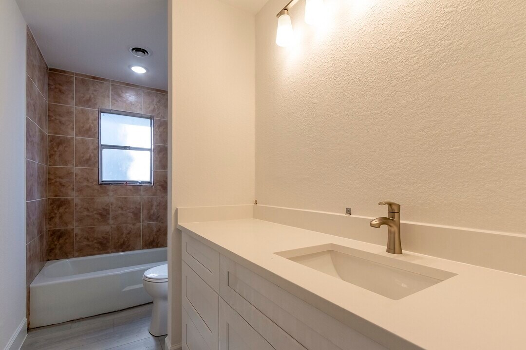 118 Milliken Dr in Livingston, TX - Building Photo