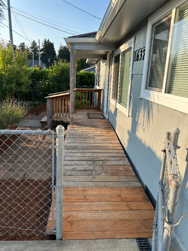 1637 Meade Ave in North Bend, OR - Foto de edificio - Building Photo