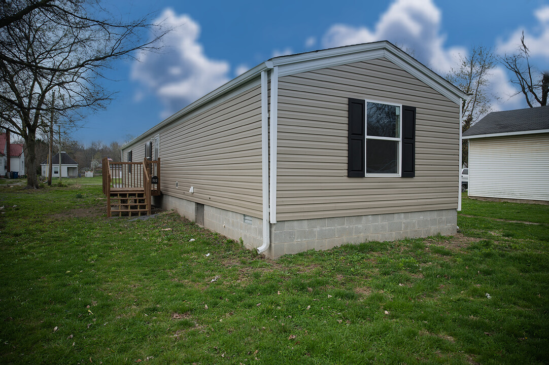 502 E 2nd St in Flora, IL - Building Photo