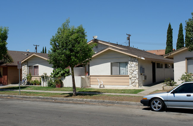 1915 E Grove Ave in Orange, CA - Foto de edificio - Building Photo