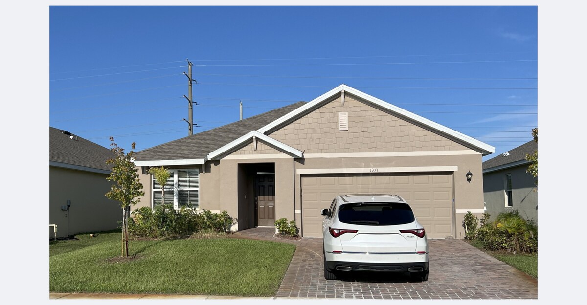 1371 McFarland Dr in West Melbourne, FL - Building Photo