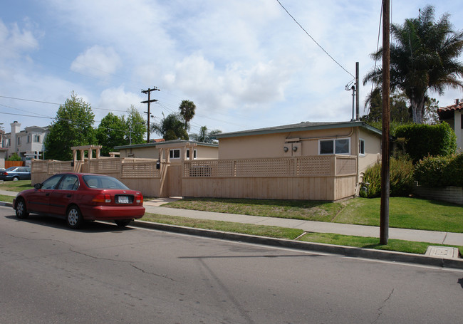 1709-1711 Diamond St in San Diego, CA - Building Photo - Building Photo