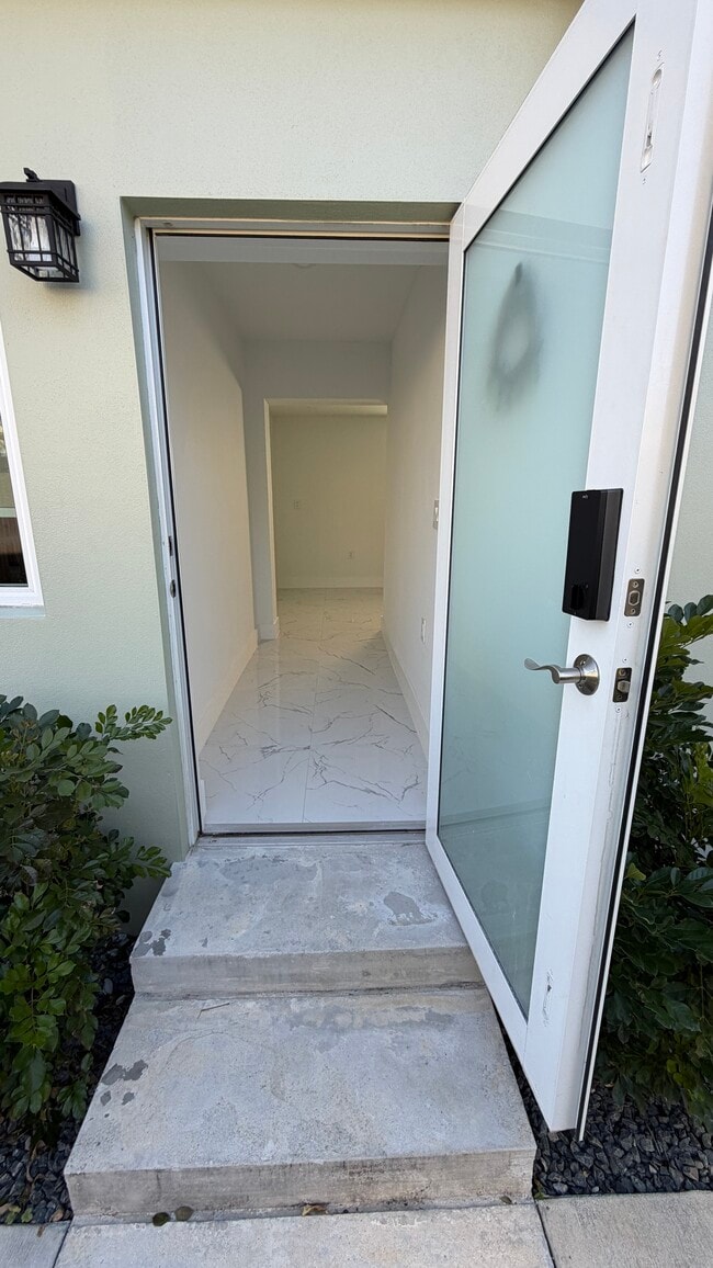 560 SE 6th St in Hialeah, FL - Foto de edificio - Building Photo