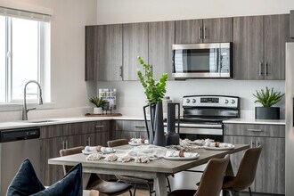 Railrunner Townhomes in Roy, UT - Foto de edificio - Building Photo