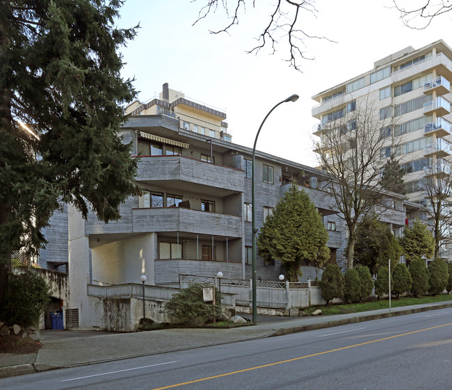 West Bay Court in Vancouver, BC - Building Photo - Building Photo