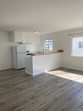 1240 Manhattan Beach Blvd, Unit A in Manhattan Beach, CA - Foto de edificio - Building Photo