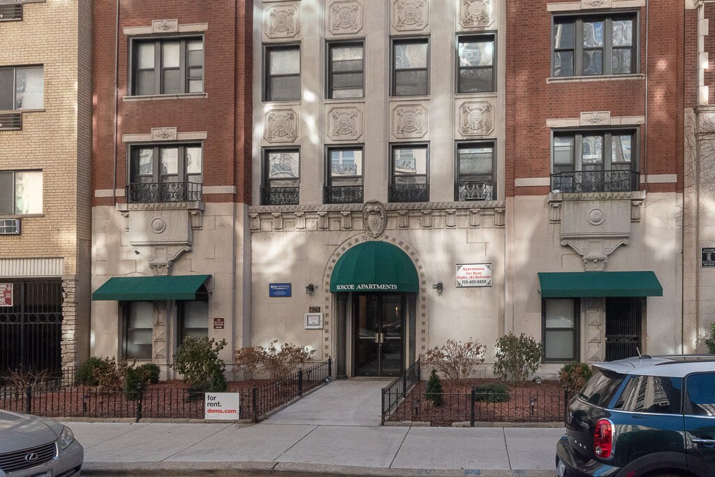 430 W Roscoe St, Unit 401 in Chicago, IL - Building Photo