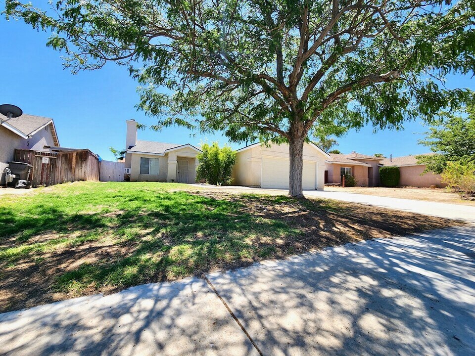 3749 Hatcher Pl in Rosamond, CA - Building Photo