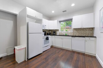 6715 NE Miami Pl in Miami, FL - Building Photo - Building Photo