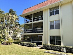 5580 Tamberlane Cir, Unit 235 in Palm Beach Gardens, FL - Foto de edificio - Building Photo