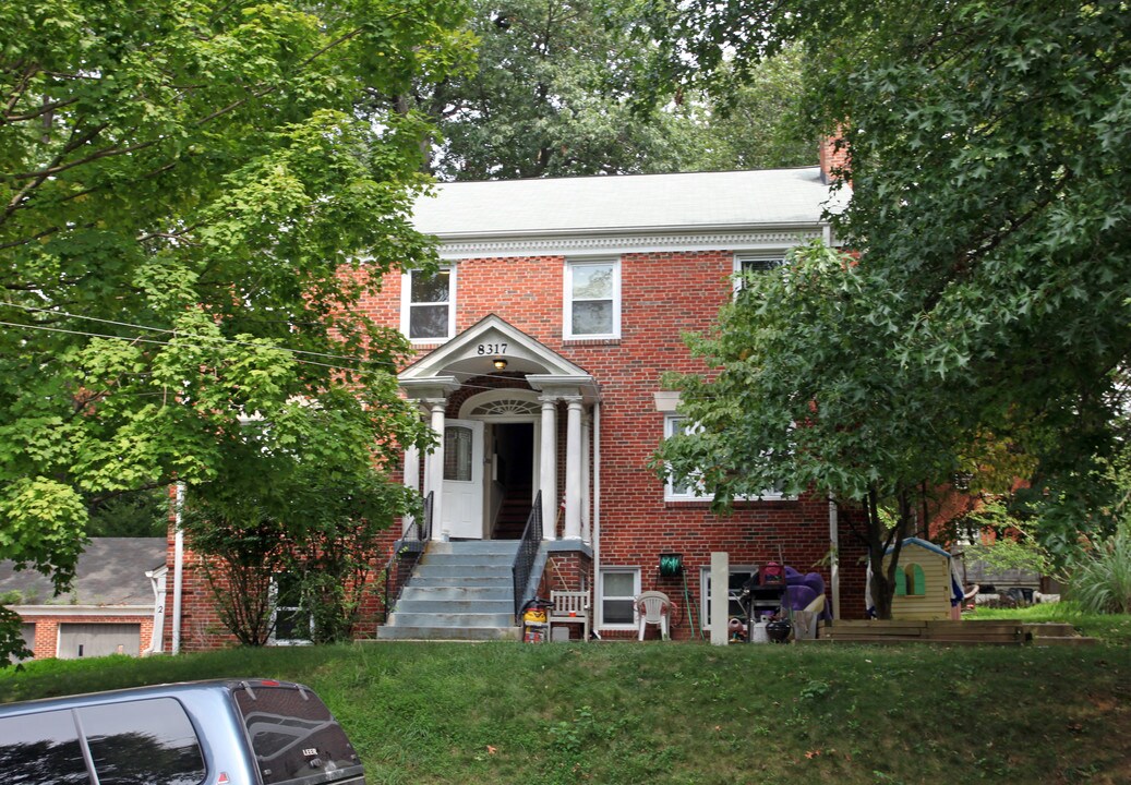 8317 Eastridge Ave in Takoma Park, MD - Foto de edificio