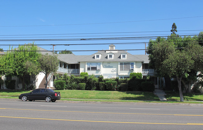 The Chateau Apartments in Burbank, CA - Building Photo - Building Photo