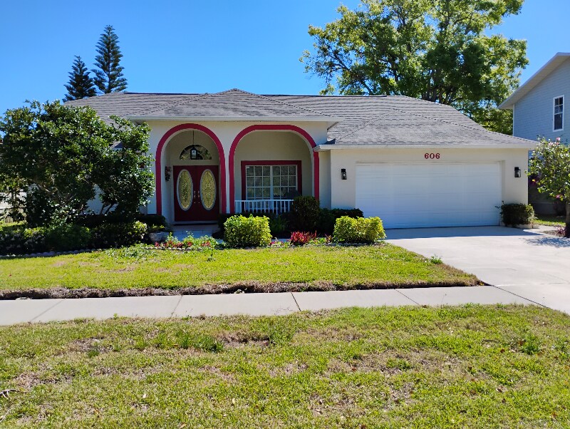 606 Seaside Dr in Tarpon Springs, FL - Building Photo