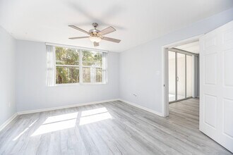 290 Naples Cove Dr, Unit 2204 in Naples, FL - Building Photo - Building Photo