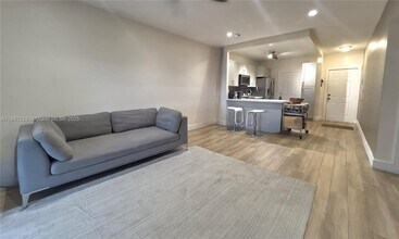 1600 NE 114th St, Unit 311 in North Miami Beach, FL - Foto de edificio - Building Photo