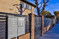 38564 5th St E in Palmdale, CA - Foto de edificio - Building Photo