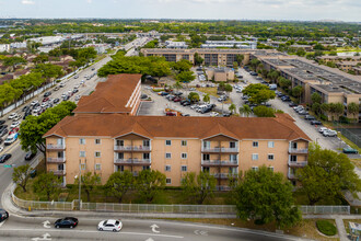 Venetia Villas in Hialeah, FL - Building Photo - Building Photo