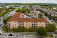 Venetia Villas in Hialeah, FL - Foto de edificio - Building Photo