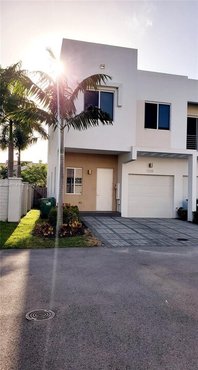 7210 NW 103rd Path-Unit -7210 in Doral, FL - Building Photo