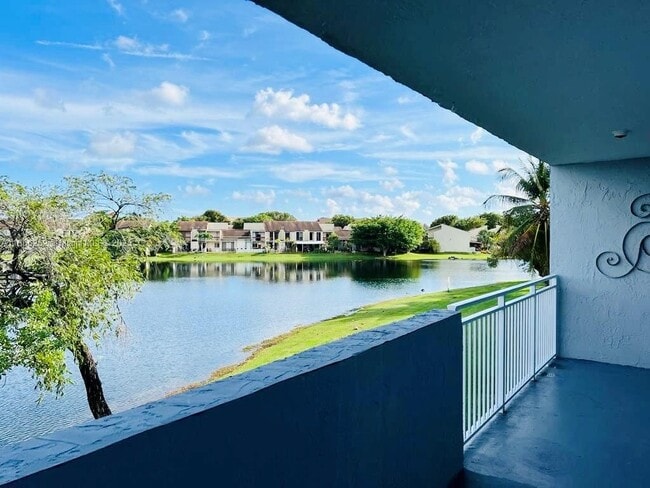 9359 Fontainebleau Blvd in Miami, FL - Foto de edificio - Building Photo