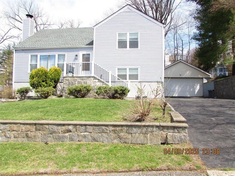 156 Candlewood Dr in Yonkers, NY - Building Photo