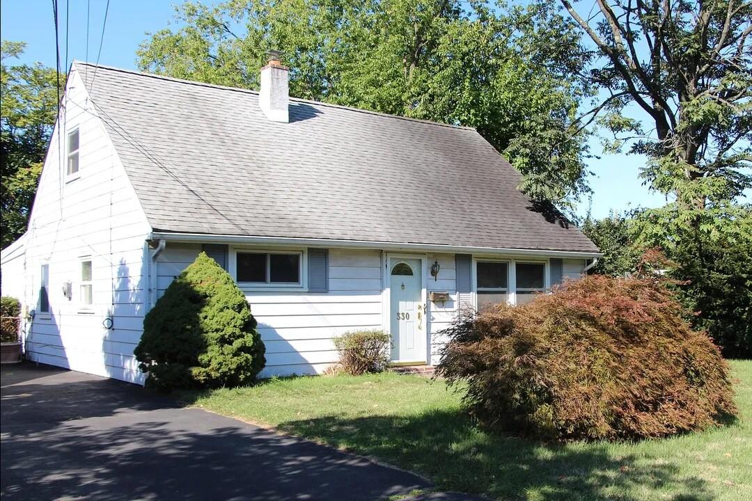 330 Eaton Ave in Hamilton Township, NJ - Building Photo