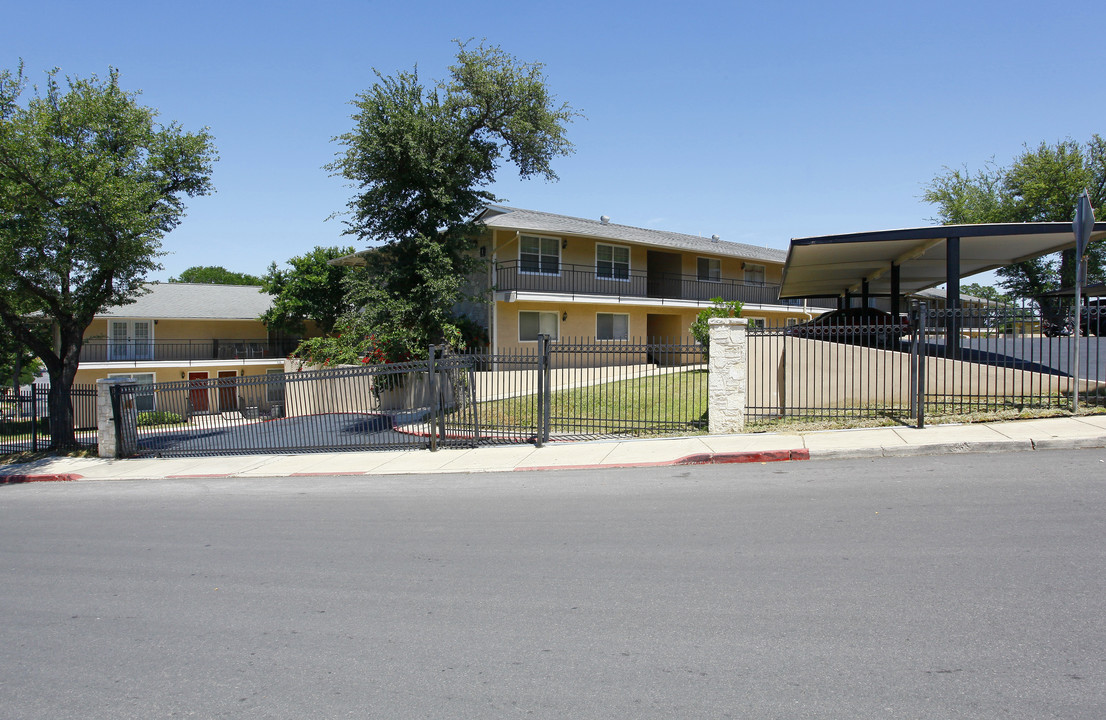 Broadway Heights in San Antonio, TX - Building Photo