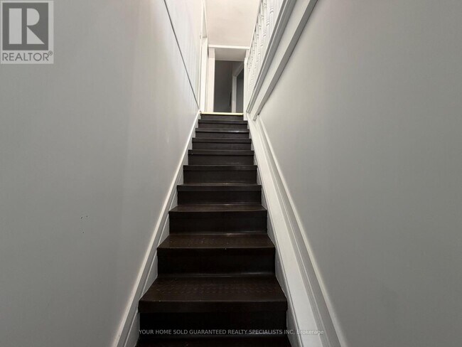 98 Wellington St E in Aurora, ON - Building Photo - Building Photo