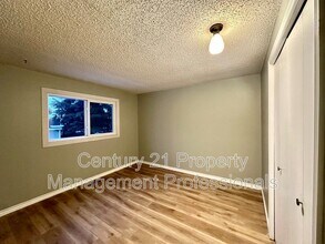 10423-10440 40 Ave NW in Edmonton, AB - Building Photo - Building Photo