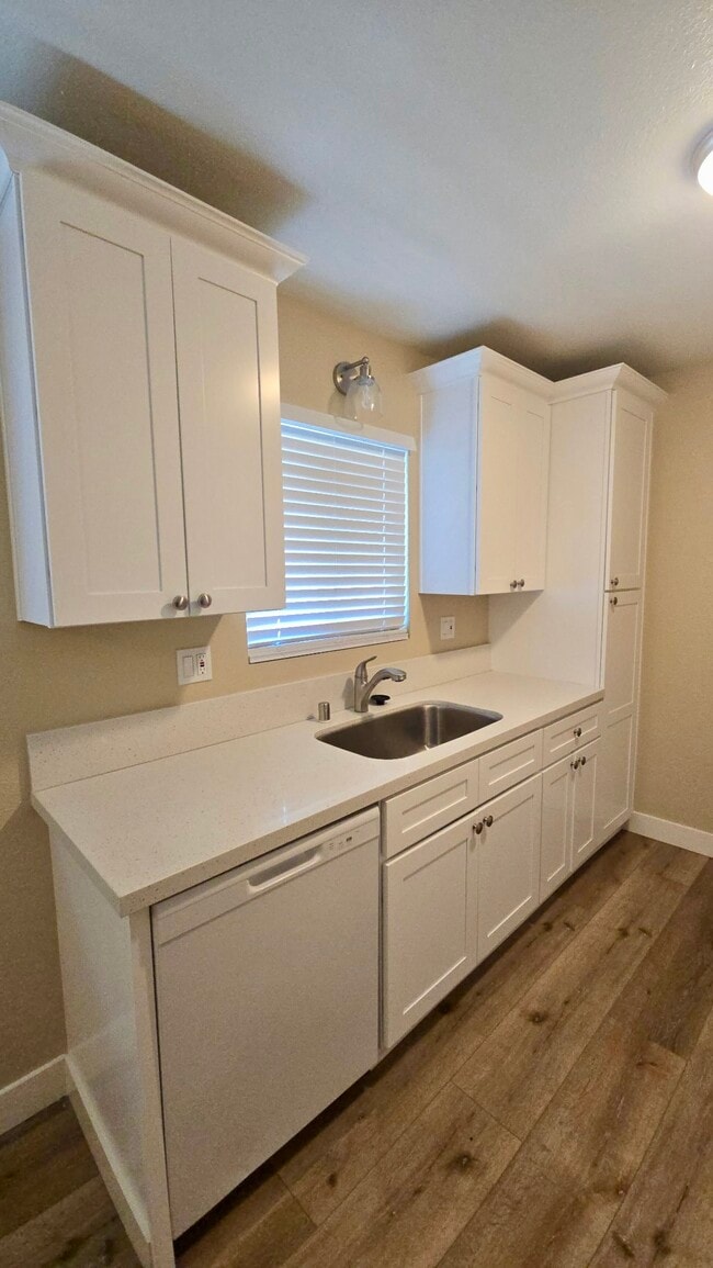 555 E Lemon Ave in Glendora, CA - Foto de edificio - Building Photo