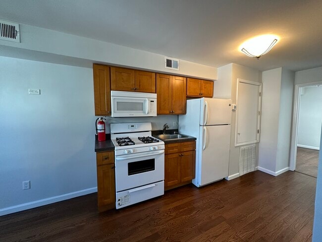 18 Beach St, Unit A in Sea Bright, NJ - Foto de edificio - Building Photo