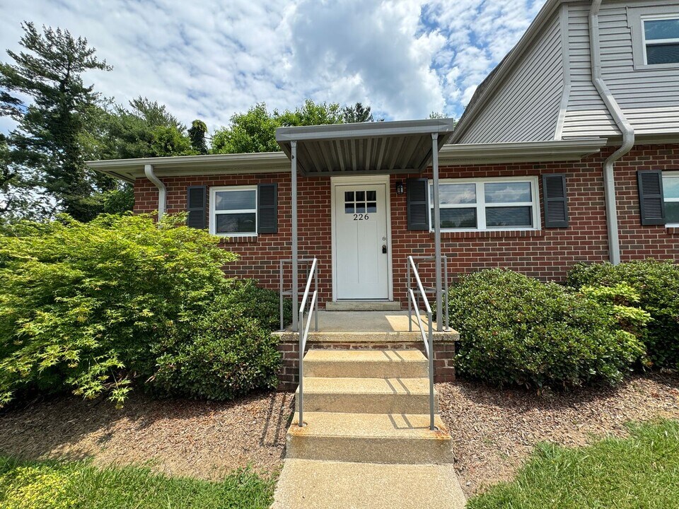 226 Mayberry Ave in Mount Airy, NC - Building Photo