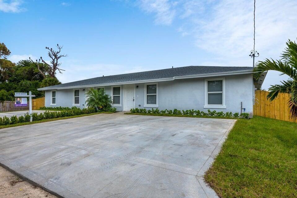 5171 Clouse Rd in West Palm Beach, FL - Building Photo